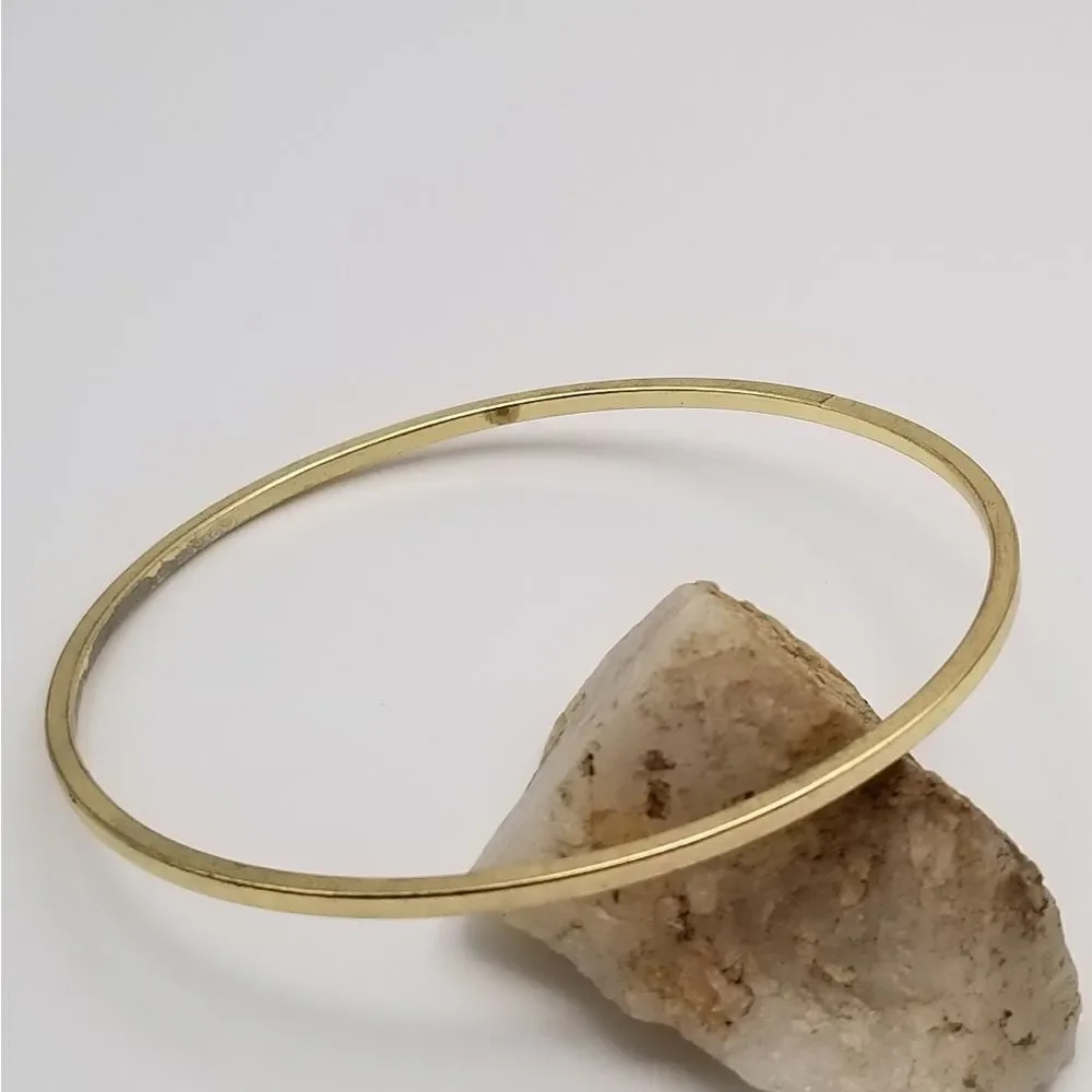 Gold tone bracelet bangle. B701